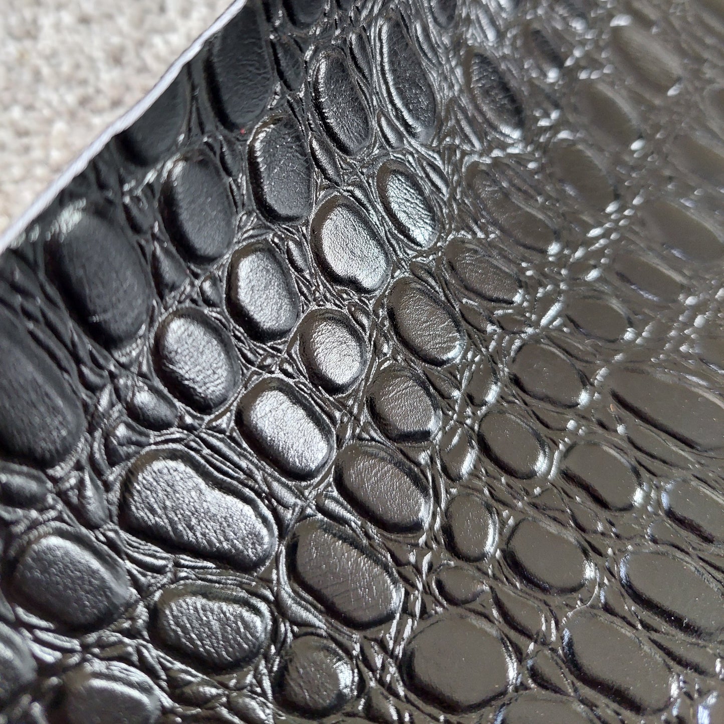 Box Black Textured Leather Pieces - 1.5 kg