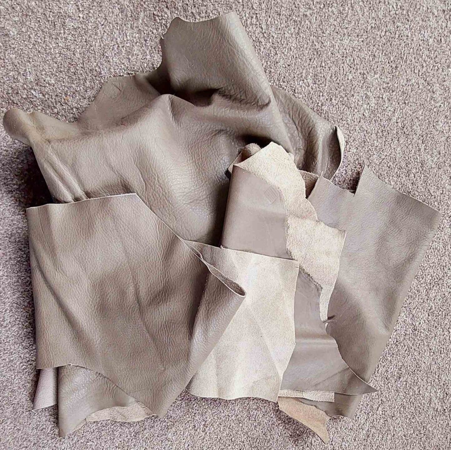 Box Taupe Leather Pieces - 1.5 kg