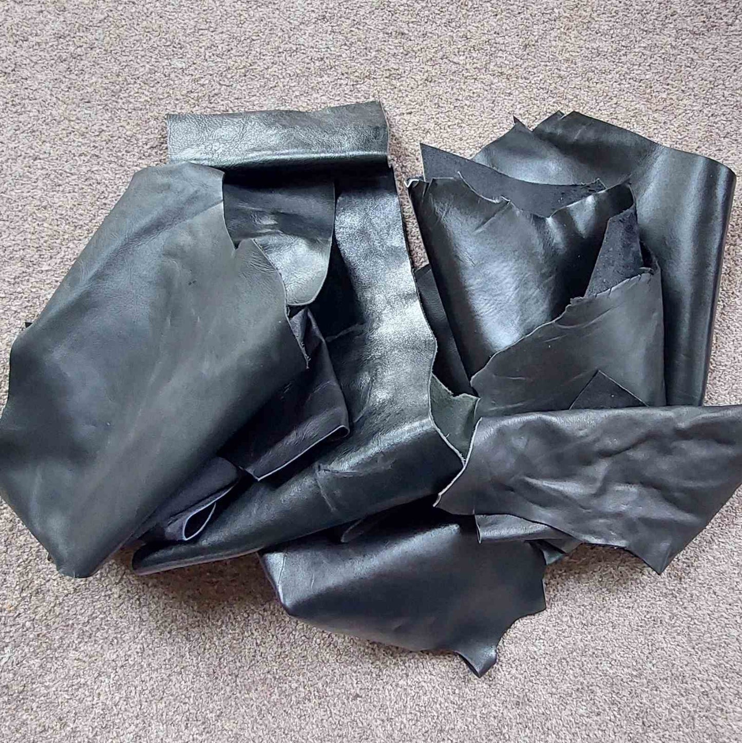 Box Black Leather Pieces - 1.5 kg