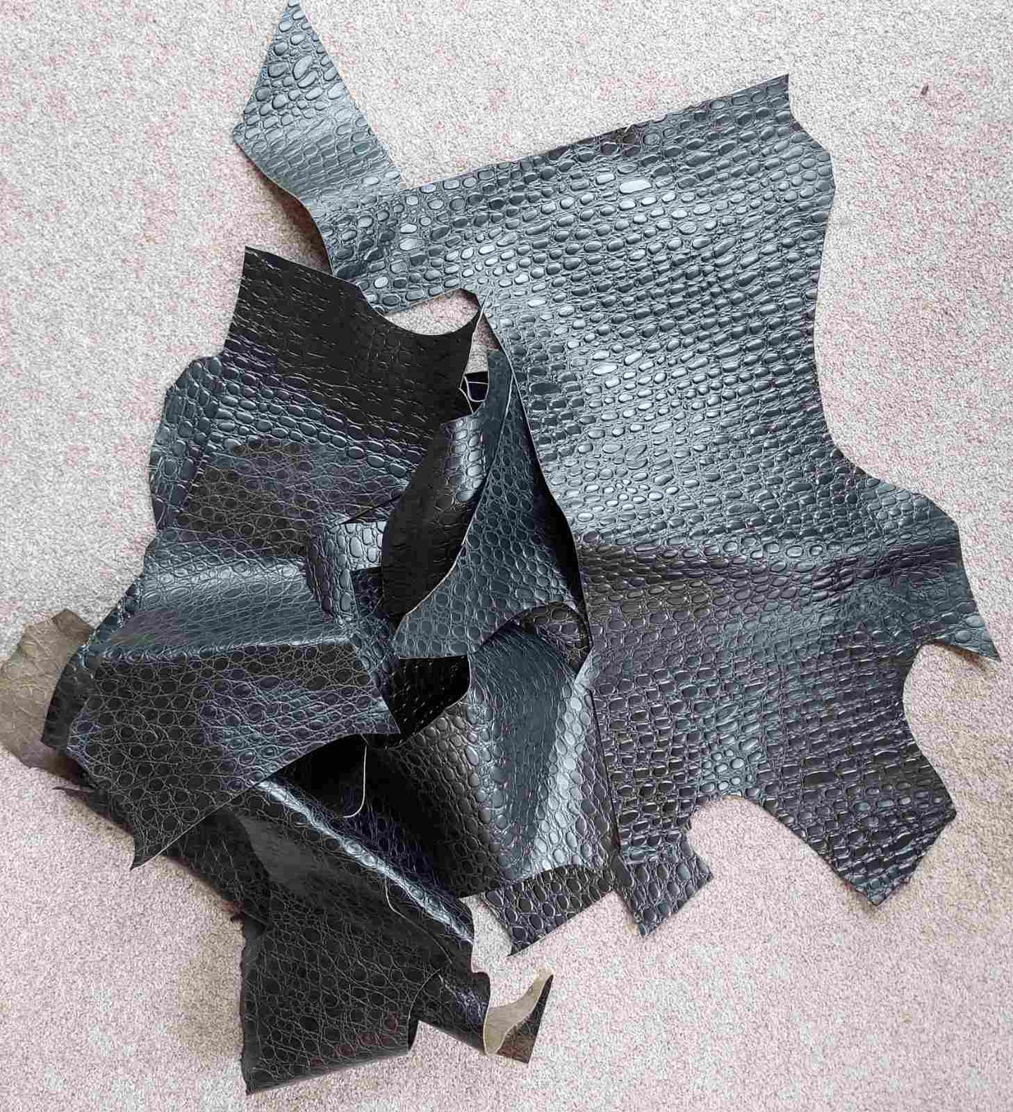 Box Black Textured Leather Pieces - 1.5 kg