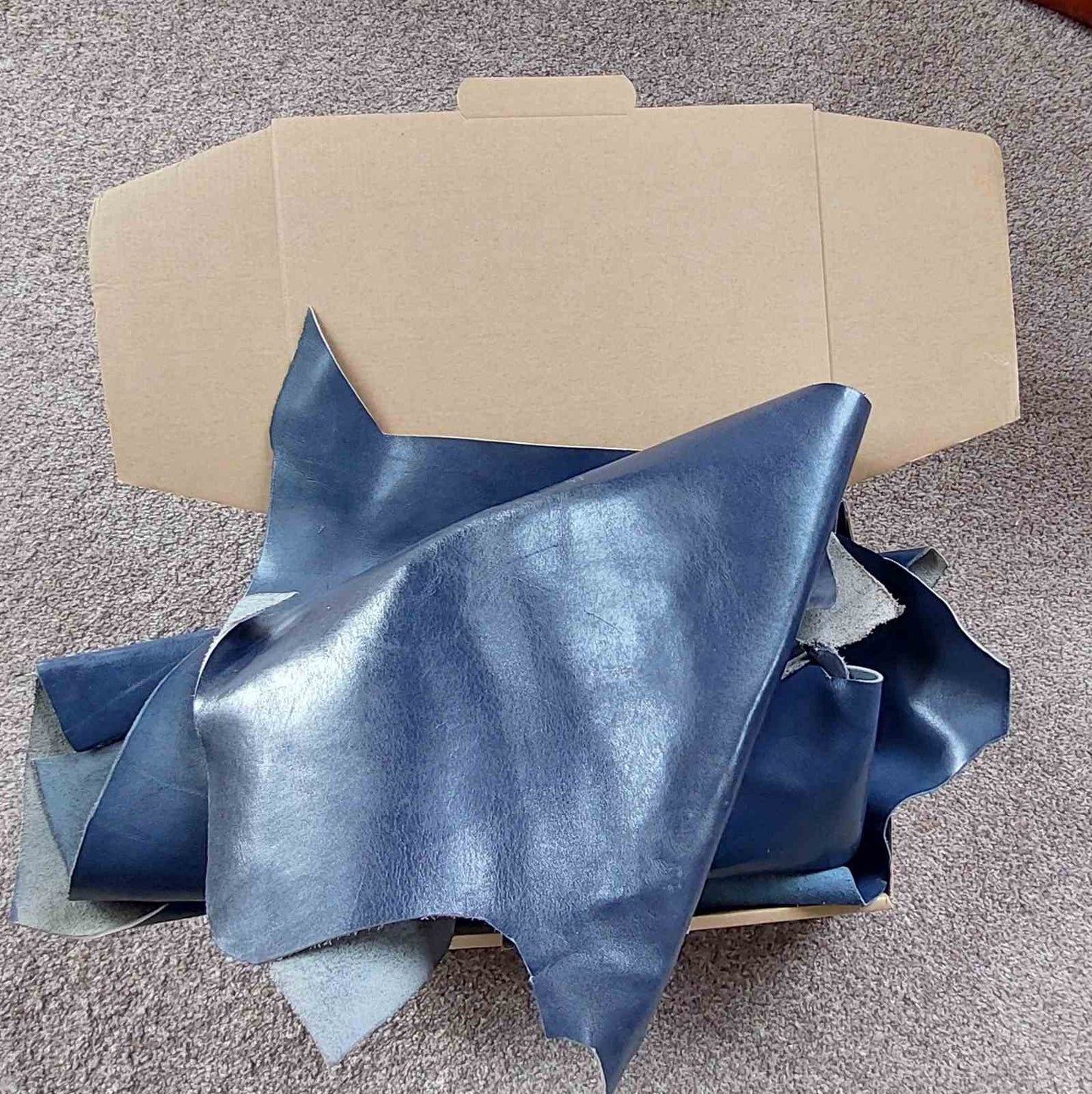 Box Navy Leather Pieces - 1.5 kg