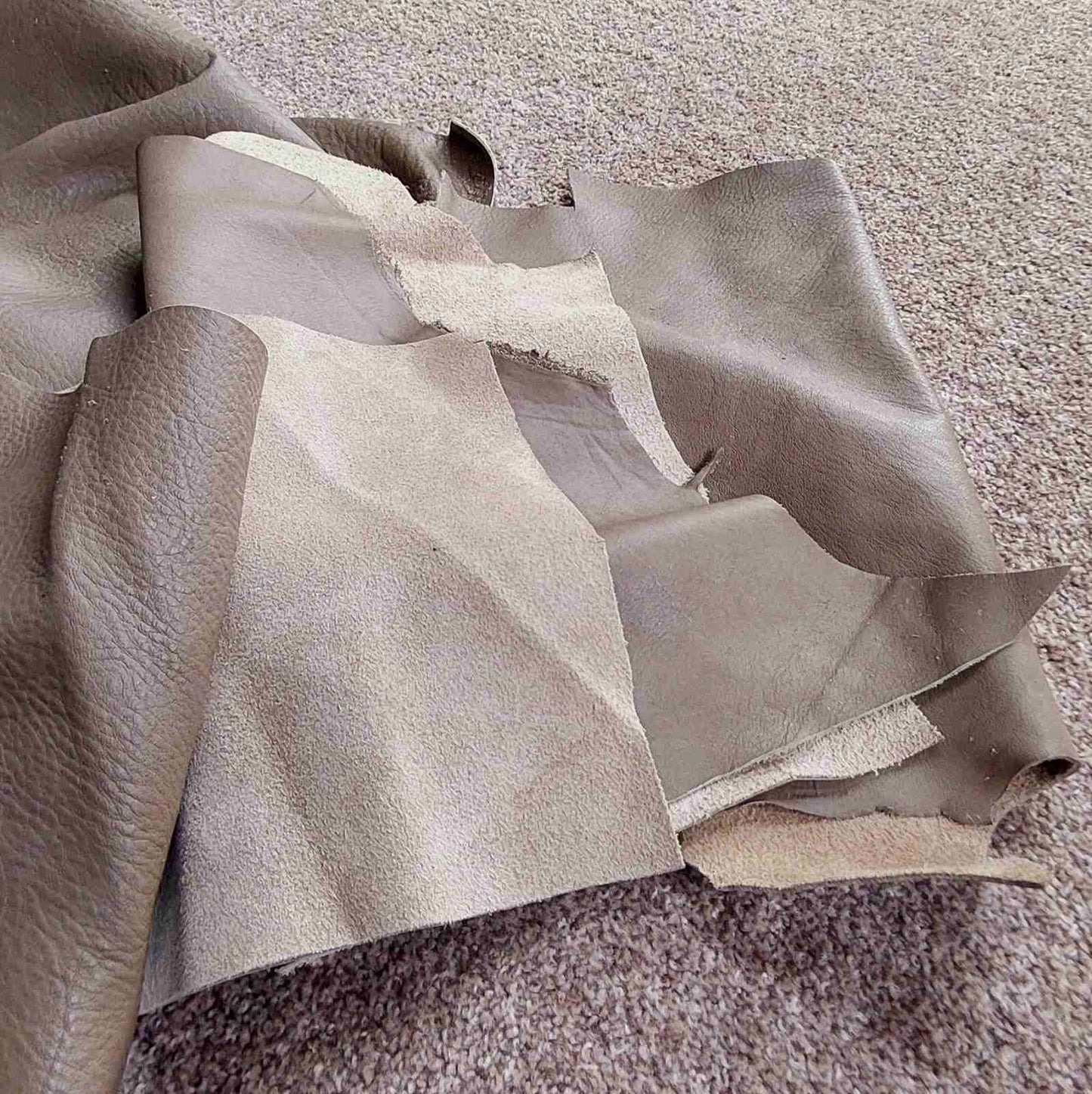 Box Taupe Leather Pieces - 1.5 kg