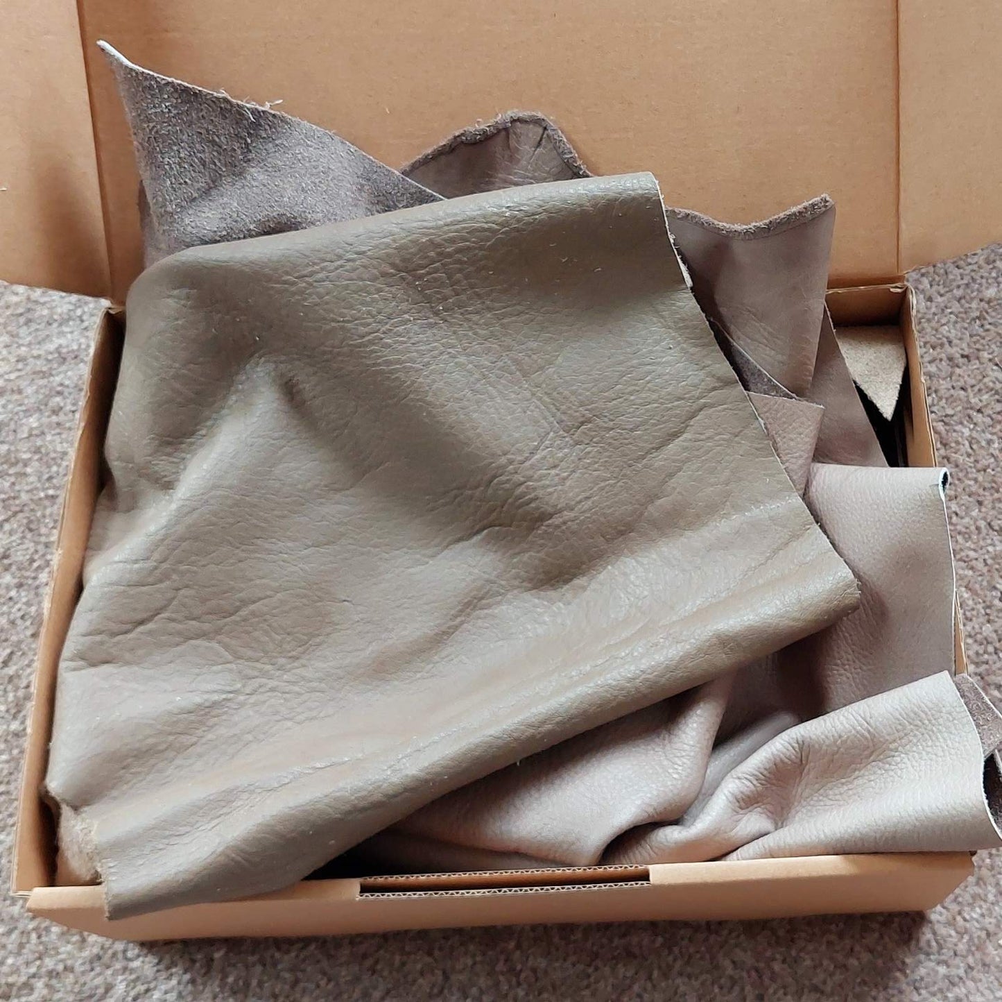 Box Taupe Leather Pieces - 1.5 kg
