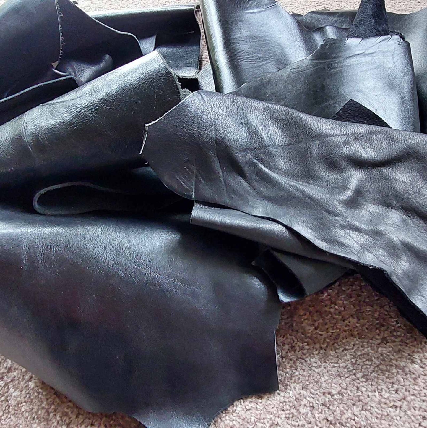Box Black Leather Pieces - 1.5 kg