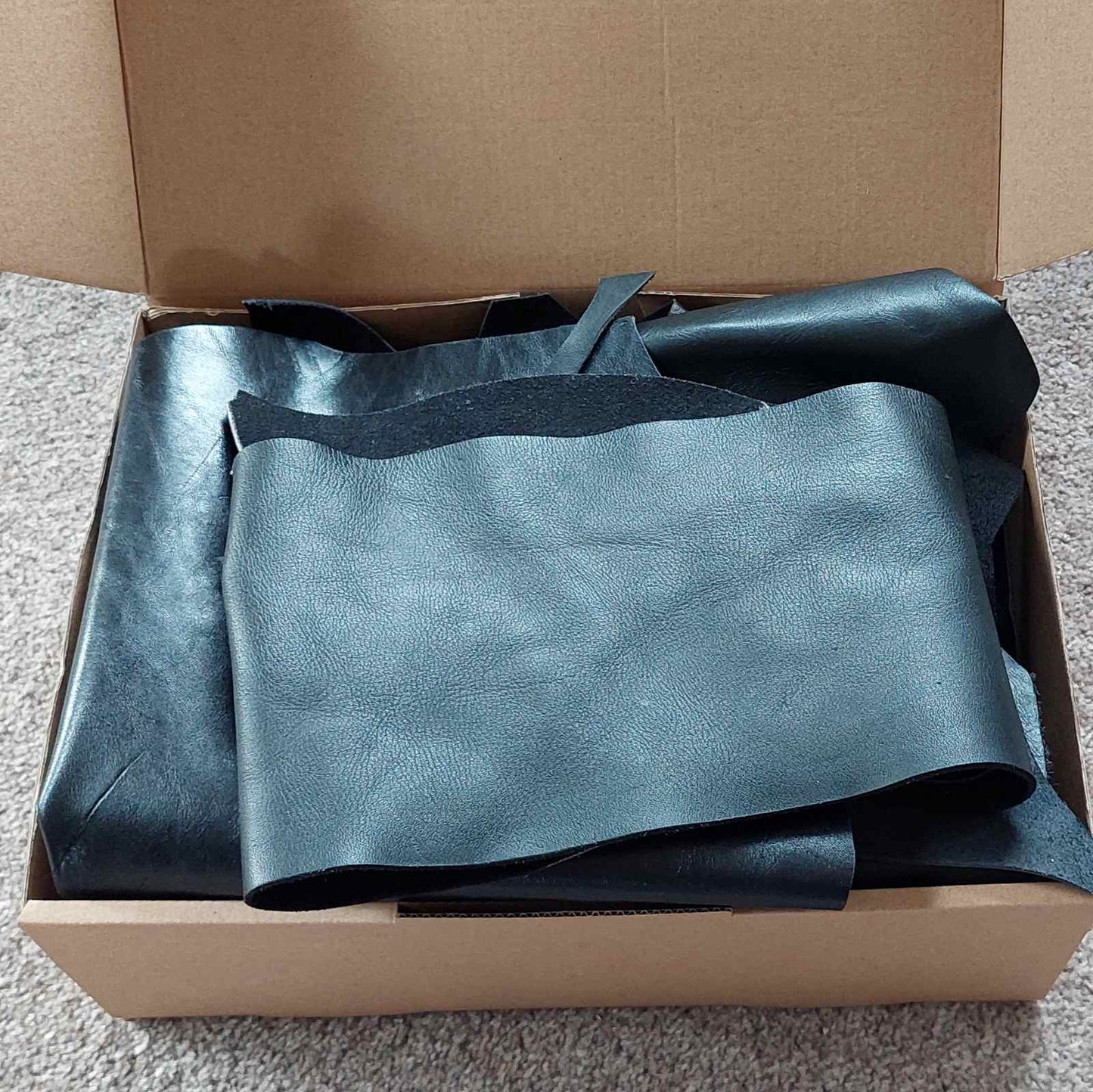 Box Black Leather Pieces - 1.5 kg